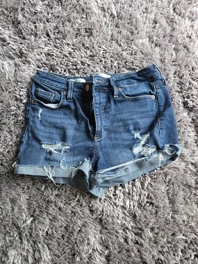 Universal Thread Women's High-Rise Slim Fit Jean Shorts